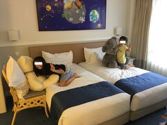 まずはホテルに直行。ホテルは Batu Ferringhi地区の「Holiday Inn Resort」です。

Kid Suite Roomという4人家族向けの部屋です。大きなクマのぬいぐるみが御出迎えで、子供も大喜び