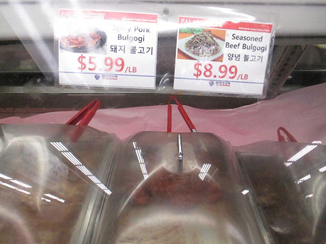 プルコギ。ビーフとポークとそれぞれ買いました。<br />キムチとキムチシーチキンと充実の品揃え。