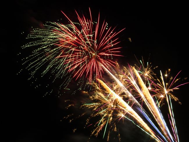 今日は金曜日。<br />ヒルトンハワイアンビレッジで花火です。わずか５分ですが、間近で見れて大迫力です。毎週打ち上げているなんてすごいですね。感謝です。