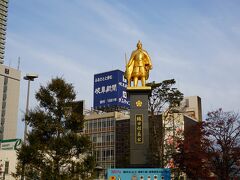 岐阜駅に到着。まずは金色の信長様にご挨拶。

みどりの窓口で
「今日の急行ぬくもり飛騨路号、空席ありますか？」
と聞いてみたらあったので、
ここから下呂までの急行券を購入。