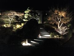 神奈川県・箱根町強羅【ITHO DINING by NOBU】

神戸牛ステーキ【イトウ ダイニング バイ ノブ】のお庭の写真。

こちらは以前、『ハイアットリージェンシー箱根 リゾート＆スパ』に
宿泊した際にも載せました。

世界中のセレブリティを魅了するスーパーシェフNOBUこと
松久信幸氏とのコラボレーションをご堪能下さい。

2016年外国人が選ぶ日本のレストランで全国6位になりました。　

日本の食材の安全性を海外へ発信するプロジェクトに
取り組んでおります。 
自然からの恵みをバランス良くお召し上がり頂く為デイナータイムは
コース料理をメインにご提供致しております。
四季折々の食材をお楽しみ下さい。　

http://itoh-dining.co.jp/hakone/index.html