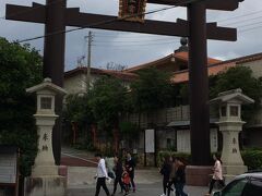 波の上神社の正面です。

中華系や韓国人めちゃくちゃいます。

この後どこに移動して日本人観光客より人が多くマナー手的に譲らない歩いていてもよけない、など結構凄いです。ホテルの朝食バイキングも我先に子供を押しのけ平気で割り込みます。まぁいつもどこに行っても感じている事ですが....