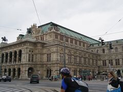 地下鉄を出たらこの景色。
ウィーンの国立オペラ座は大きい！
ホテルはオペラ座徒歩3分の好立地。