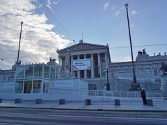 オーストリアの国会議事堂。
こちらはギリシャの神殿みたい！