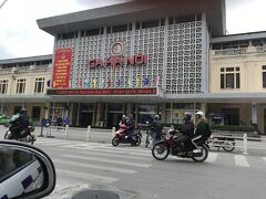 翌朝、お迎えまで時間有ったのでいつものチョコレートを買いにPhevaへ。
運転手さん、勘違いしたためなぜかハノイ駅。
