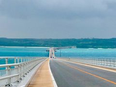 今日は、おなじみの　この橋を渡って伊良部島へ
どんよりしたお天気で残念ですが、こんな海の色も　いいよねー。。