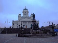 ヘルシンキ大聖堂へ戻ってきました。
青空のもとで写真を撮りたかったですが仕方ないですね。