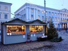 マーケット広場で、小規模ながらクリスマスマーケットが開催されてました。