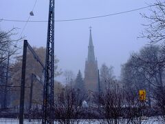 ドーナッツを美味しくいただいたあとは、
歩いてタンペレ図書館に向かいます。
しかし、この時は雪が本当に凄くて（ほぼ吹雪）、
良く歩いて行動したな～と。
途中にアレキサンダー教会をパチリ。