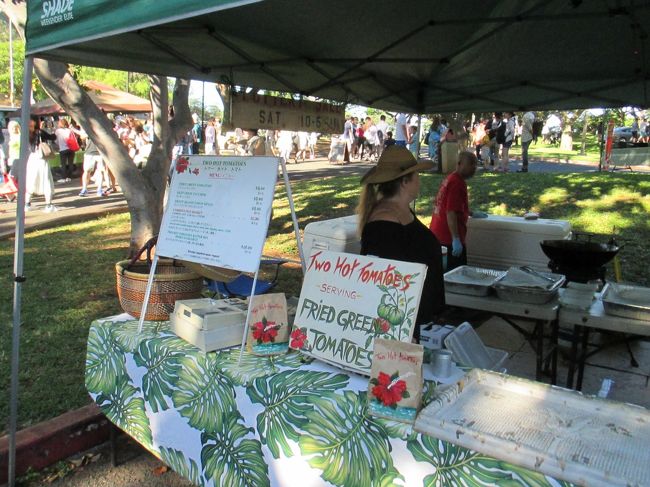 9時過ぎに到着したら、パーキングもすんなり止められました。<br />まずは入り口近くのフライドグリーントマトのお店。<br />もう行列はしてないのですね。