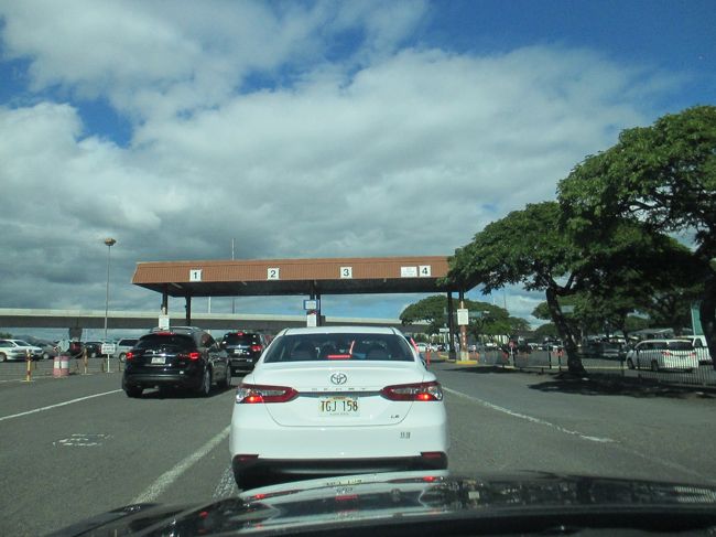 KCCの次は、アロハスタジアムスワップミートに行きました。<br />ゲートで一人１ドルの入場料を払います。