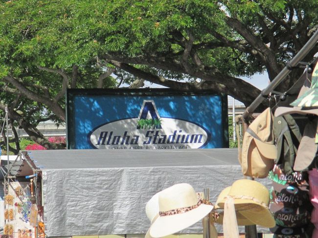 スタジアムの周りにお店がたくさんです。10年ぶりです。