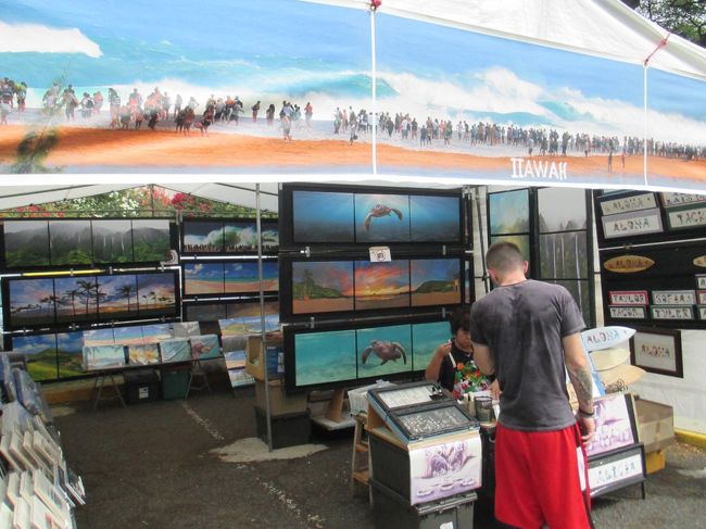 ここではポスターを買いました。ワイキキビーチからヒルトンハワイアンビレッジ方面に虹がかかったポスターが18ドル。2枚買うどもう少し安くなります。<br />綺麗な写真ばかりで見ているだけでも楽しかったです。