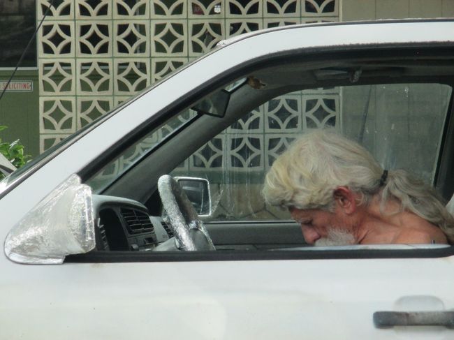 帰りに不思議なおじさんに遭遇。<br />サイドミラーとハンドルを家庭用のアルミホイルで巻いてあります。<br />止めておいたら熱くてハンドル持てないだろうと思います。