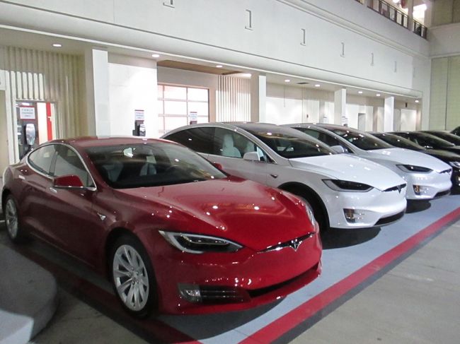 夕方からはアラモアナへ。土曜日で道路もパーキングも大渋滞。<br />2Fに止めたら、隣はテスラの充電スタンドでした。最近は日本でもよく見ますね。