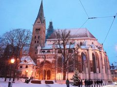 慣れない雪に足をとられながら10分ほど歩いて、アウグスブルグ大聖堂に到着(´▽｀*)
大きくて雪が少し積もっているのも綺麗(#^^#)