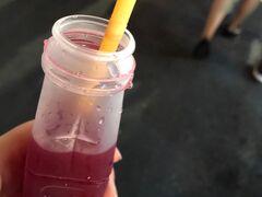 チャイナタウンですから、中華系のいろんなお土産が売っていました。

でも日本にいた時から気になっていたものを購入。

ザクロジュースです。

日本のザクロは酸っぱいイメージがあって、タイや中東のザクロは甘いイメージがあり、以前からすご～く気になったいました。

実際に飲んだらやっぱり甘い。
砂糖がたくさん入っているんじゃないかというくらい甘かったです。

今度はフレッシュのザクロを買って食べてみようと思います。