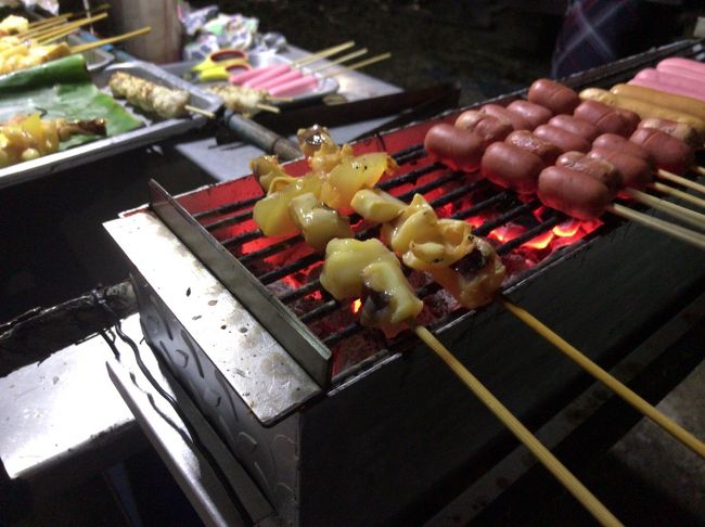 手前のものはチキンなのか、豚の軟骨なのか初めて見る食材でした。