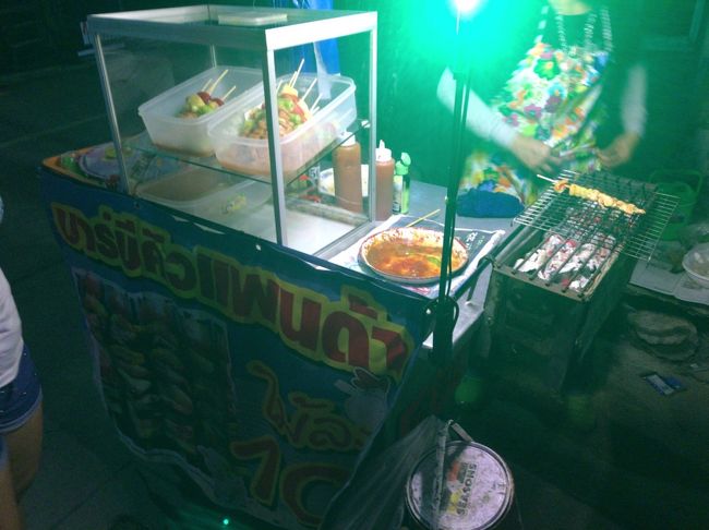 娘は帰宅後、同僚たちと近所の屋台に行って今晩のおかずを買いに行きました。