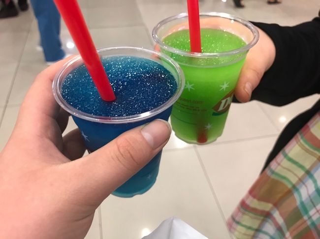 メガバーンナーのショッピングセンターに比べて規模は小さいですが、必要なものはほぼここでそろいます。<br /><br />デイリークイーンのフローズンで喉の渇きを癒やします。<br />(ムカーシ大阪南港のATCにあったデイリークイーンのソフトクリームを思い出しました。)