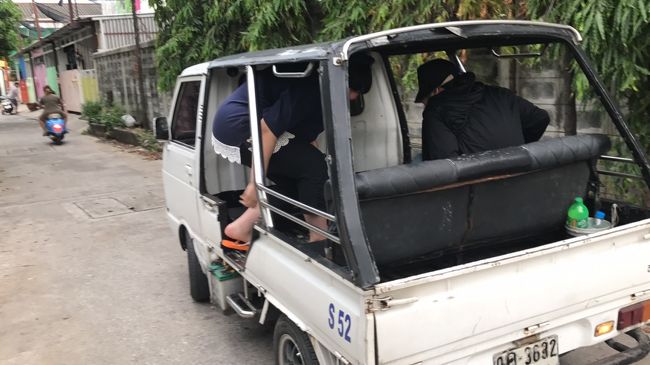 家に戻ってから、サムローン駅前にあるショッピングセンターまで行きます。<br />(*現在はPu Chao駅ができていてほぼ直結しています。)<br /><br />乗り物は初ソンテウです。<br /><br />結構揺れますが、アジアっぽくて楽しかったです。