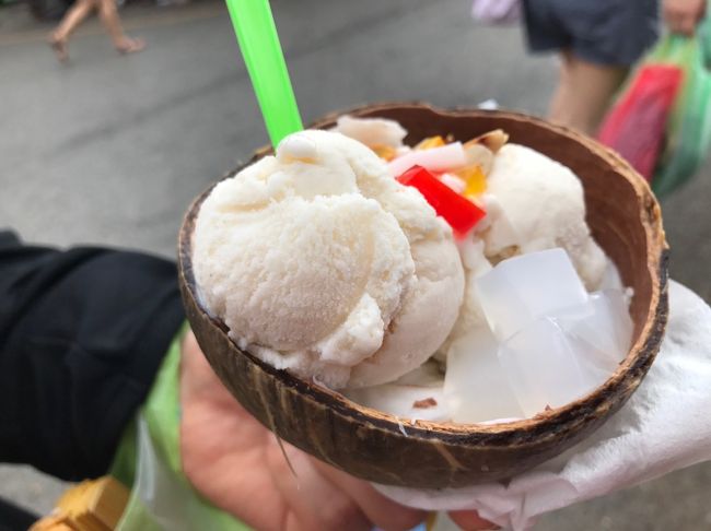 さらにココナッツアイスを2人でシェア<br /><br />ココナッツの味が濃厚なんだけどサッパリと食べられました。<br /><br />チャトチャックウィークエンドマーケット、良かったです。