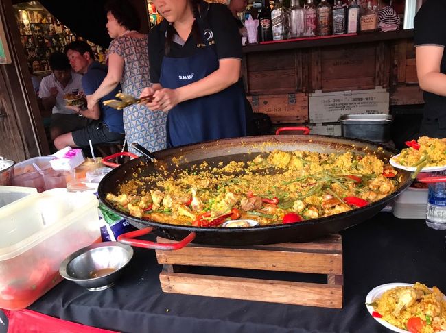 大鍋で作られるパエリアに釘付けに。