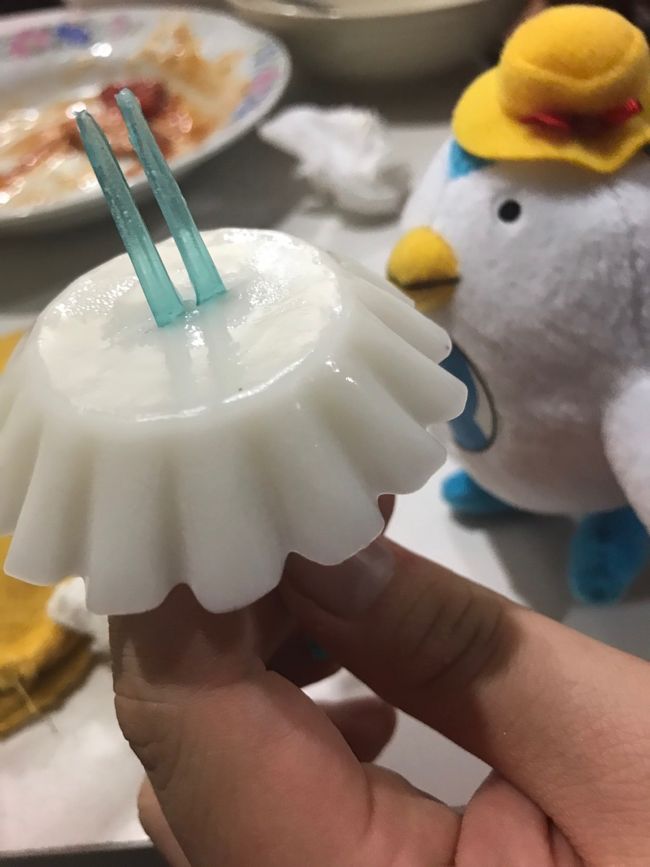 どうも寒天で固めて作られているようで、フォークでさして食べようとしたら、こんなにふうに指で支えないと食べられませんでした。<br /><br />甘さは控えめの寒天という感じ。