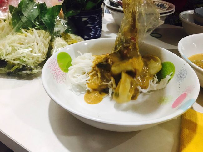 電子レンジでチンしたカレーを麺にかけます。