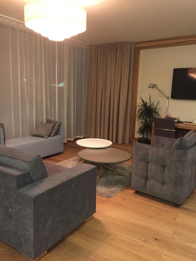 ほとんど照明落とされた暗いフロントでチェックイン<br />鍵渡されて端っこの部屋だなーと入ると<br />一人旅なのに案内されたのはスイートルーム的な？