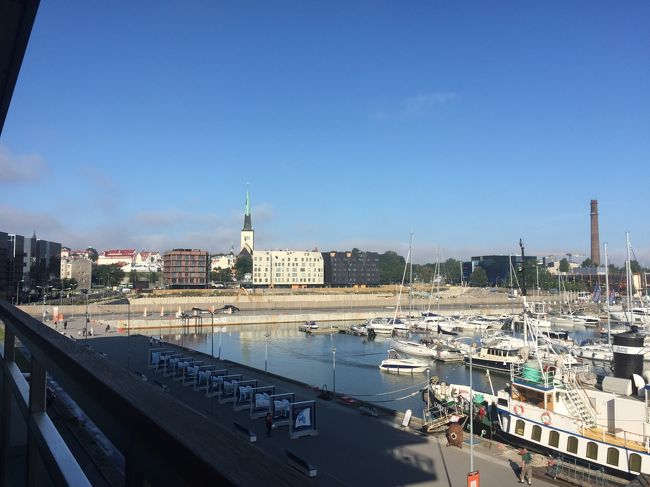 部屋からの眺めは満足！<br />旧市街の塔も見える。<br />反対側は工事中だし、内側に面している部屋もある模様。<br />超短期旅行だし正直気にしなくても良かったんだけど短いからこそ印象よくいきたかったんだわ。<br />