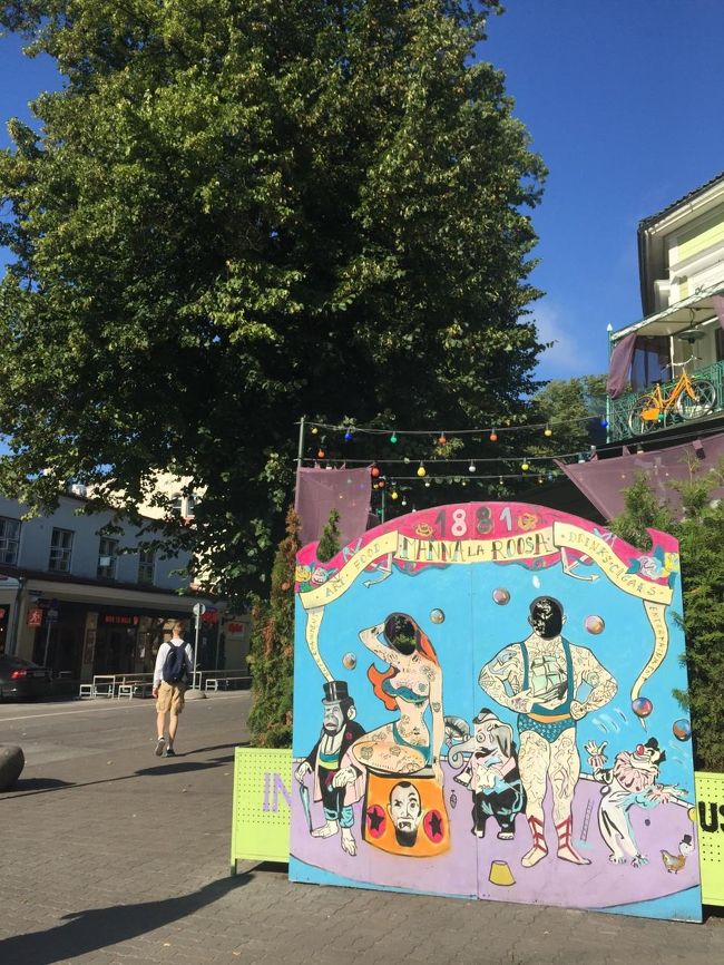 １日しかないけど前日遅かったし無理はせず<br />９時過ぎホテル出て旧市街へ。<br />なんといえば…な顔出し看板。