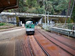 カーナビで瀞流荘検索したその先に、トロッコ電車の看板あり。
小さい駅舎があって、管理をしつつ運転もしてくれてるらしいおっちゃんがいる。
時間を確認すると一時間に一回、入鹿温泉と湯ノ口温泉を1時間に1本で運行していて、残念ながらこの時間は行ったばかりでほぼ1時間後になるらしい。
うわぁ1時間は長いなぁ、待つしかないのかーと思ってたら、同じように観光に来ていた年配のご夫婦のご主人から、「じゃあ乗ったつもりで帰るか」と男らしい発言が飛び出して、「じゃあ動かしましょうか」と運転士さんが言ってくれたため私たちもすぐ乗車させてもらうのでした。
こんな我儘は普段は通らず、たまたまお客さんがいなくて、車両がここにあるから許可されたことのようでした。（基本折り返し運転のためこの時間は湯ノ口駅にあるらしい）