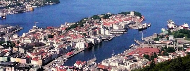 ケーブルカーで海抜320mのフロイエン山へ。<br />山頂からは 眼下に広がるフィヨルド風景の洗礼が待っていた。<br />