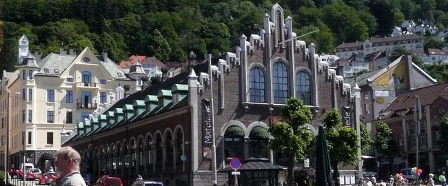 その最初の訪問地ベルゲンはフィヨドル沿岸の干しダラで隆盛を誇ったの商人たちの、ブリッゲン（木造家屋）が軒を連ねる美しい港街。<br />