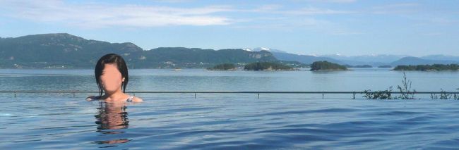 温泉プールに浸りながら刻々変わるビョーネフィヨルドの眺めは絶景<br />ビユーネフィヨルド独り占め？？<br />