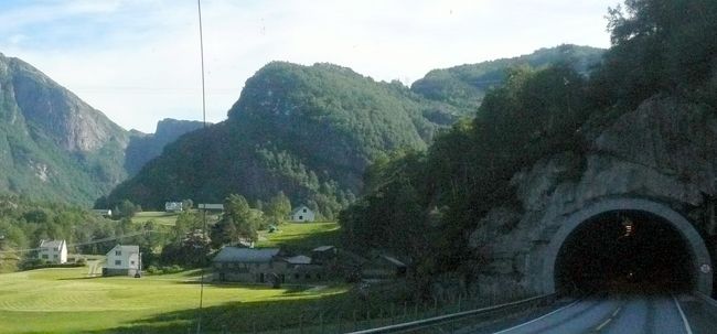 ノルウェー観光のハイライト・ソグネフィヨルド遊覧へ。<br /><br />と云っても遊覧コースはソグネフィヨルドの200kmもの奥深くにある世界遺産ネーロイフィヨルドとアウランフィヨルドを繋ぐコース。<br /><br />朝ソールストランホテルを出発したバスは、４０ものトンネルを潜り、石作りの教会の建つヴァングス湖、”若返りの滝”こと”ツヴィンネの滝”花嫁の滝”に出迎えられて、遊覧船の出航地グドヴァンゲンへ。