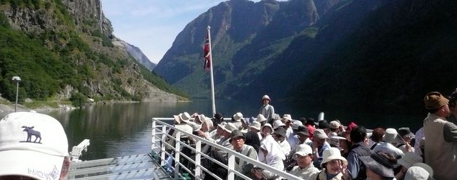 心配した予想が的中し、遊覧船は日本人のチャーター機旅行団で満席。