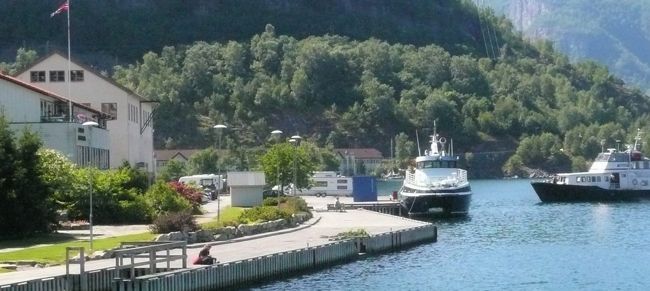 唯一の遊覧船寄港地ウンドレダール<br />（終点フロムと勘違いして下船してしまい、置いてきぼりにされそうになったお二人あり。ご用心！）