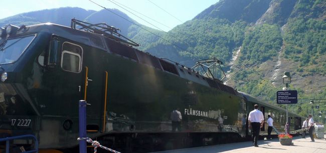 フロム鉄道でミュルダールへの途上、トンネルの中で列車はストップ。