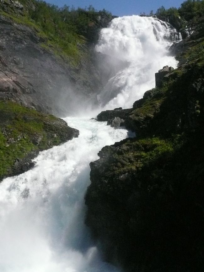 トンネルを出ると豪快に水飛沫を上げて流れ落ちるショースの滝が目を奪う。<br />