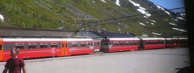 ミュルダールからベルゲン鉄道に乗り換えヴォスまで。<br /><br />