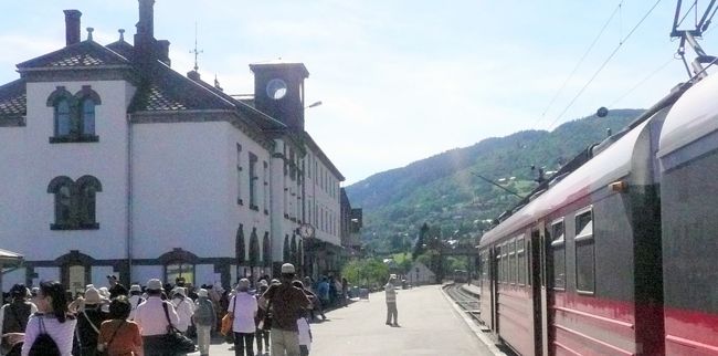 ヴォス駅に到着。<br />ここでソグネフィヨルド遊覧は終わる。<br /><br />参考：ソグネフィヨルド遊覧を動画にしてみました。<br />”ソグネフィヨルド遊覧旅情”<br />https://www.youtube.com/watch?v=0DxFVpaomqk