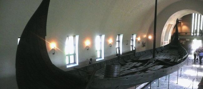 1800年前のヴァイキングの喫水の浅い見事な船を飾るヴァイキング博物館。