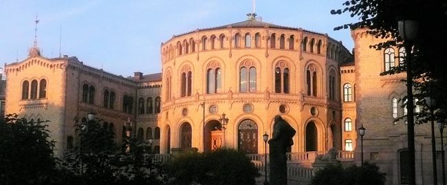 夕方の散歩で出会った夕日を浴びた国会議事堂、