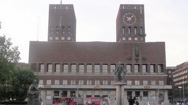 ここオスロもフィヨルドの100km奥の沿岸に開けた街。<br /><br />沿岸に建つ市庁舎前の広場の先の港と湾もフィヨルド恩恵。<br />