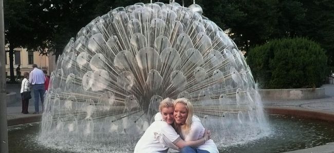 国立劇場前の噴水でポーズをとってくれたお二人。<br />