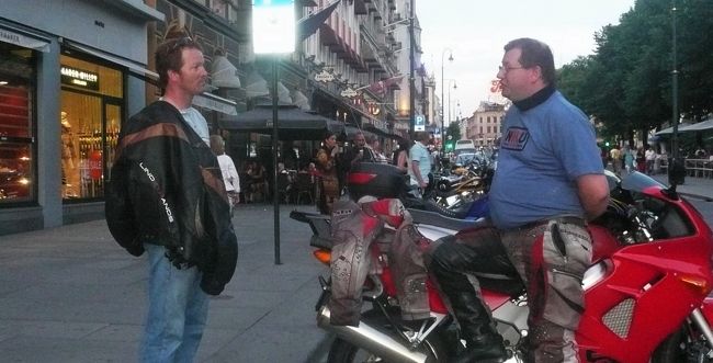 宿舎のグランドホテルは、ノーベル賞平和賞受賞者の宿舎となるらしい。<br />今夜はライダーたちの集まりでもあるのか？<br />