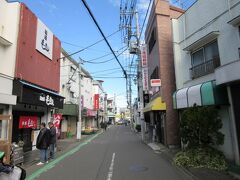 間もなく多磨霊園駅
タマロード商店会を抜けて駅に向かいます