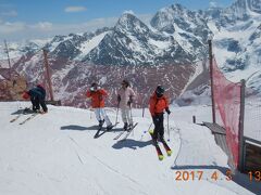 ベルニナアルプスを一望できる標高３３０３ｍのコルヴァッチ展望台に到来ました。ここにも多くのスキーヤーがいました。